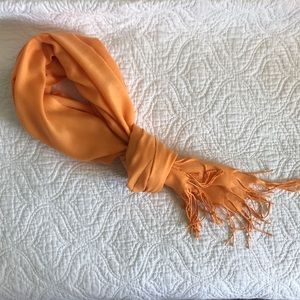 Lightweight scarf perfect for spring!🧣 💐